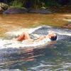 Juliana Paes curte folga de filmagens de 'Arigó' em cachoeira em Cataguases, Minas Gerais, em 7 de abri de 2018