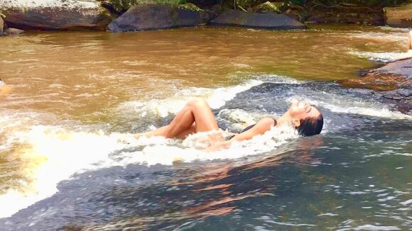 Juliana Paes curte cachoeira em dia de folga das filmagens de 'Arigó', em MG
