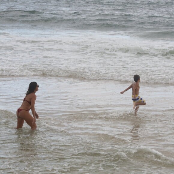 Juliana Paes conta sobre criar os filhos sem machismo: 'Principal função como mãe'