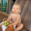 Karina Bacchi posta foto do filho, Enrico, experimentando frutas e derrete internautas, em 7 de abril de 2018