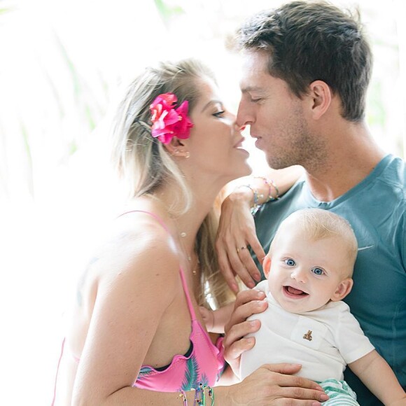 Karina Bacchi namora o jogador Amaury Nunes