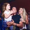 Mirella Santos e o marido, Ceará, levaram a filha para assistir ao musical 'A Pequena Sereia' neste sábado, 7 de abril de 2018