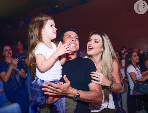 Mirella Santos e o marido, Ceará, levaram a filha para assistir ao musical 'A Pequena Sereia' neste sábado, 7 de abril de 2018