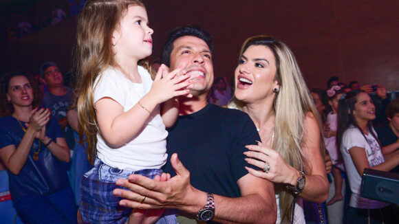 Mirella Santos e Ceará levam filha, Valentina, para assistir musical infantil