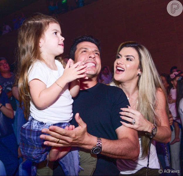 Mirella Santos e o marido, Ceará, levaram a filha para assistir ao musical 'A Pequena Sereia' neste sábado, 7 de abril de 2018