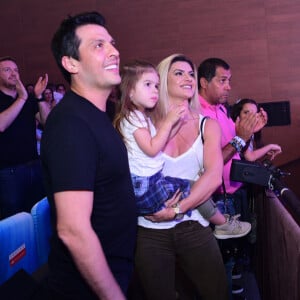 Mirella Santos e Ceará levaram a filha para assistir ao musical 'A Pequena Sereia'