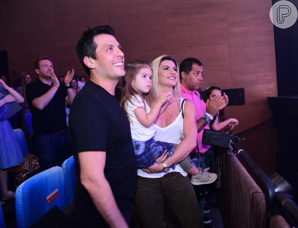 Mirella Santos e Ceará levaram a filha para assistir ao musical 'A Pequena Sereia'