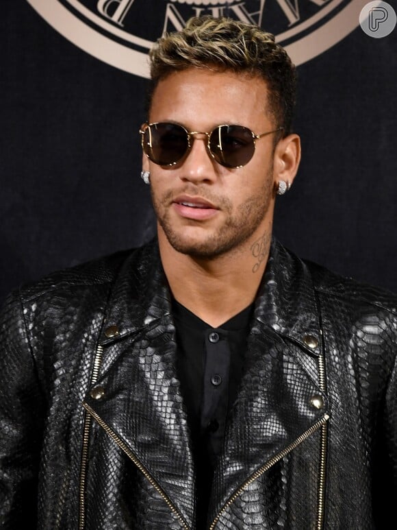 Neymar passou por cirurgia para corrigir uma fratura no quinto metatarso do pé direito