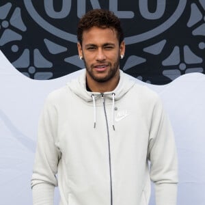 Neymar se machucou durante a vitória do Paris Saint-Germain sobre o Olympique de Marselha