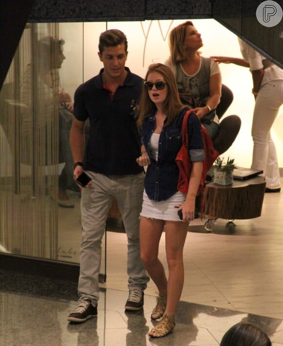 Marina Ruy Barbosa e Klebber Toledo passeiam no shopping Rio Design, na Barra da Tijuca, na zona oeste do Rio de Janeiro, em 4 de fevereiro de 2013