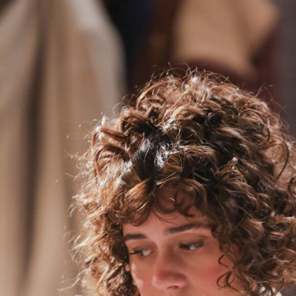 Cínica, Susana (Alessandra Negrini) desdenha de Elisabeta (Nathalia Dill) na novela 'Orgulho e Paixão': 'Você diz aquela camponesa? Desculpe, aquelas moças do campo me parecem todas iguais...'