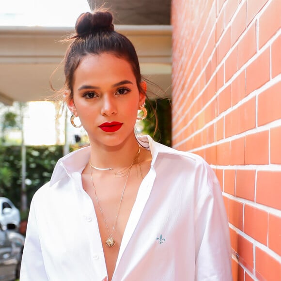 Bruna Marquezine garante que não é qualquer peça de roupa: 'Eu me refiro apenas a moletom e camiseta. Por quê? Tem a ver com cheiro? Tamanho?'