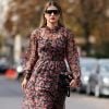 Thássia Naves apostou nas botas over the knee de couro da Fendi e um vestido floral Dolce & Gabbana para conferir as novidades do estilista Issey Miyake na Semana de Moda de Paris, em 29 de setembro de 2017