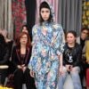 Um look inverno com estampa de verão: a produção que mistura floral com capuz e galocha foi uma das apostas da estilista Asli Filinta para seu desfile na Mercedes Benz Fashion Week Istanbul, em 29 de março de 2018
