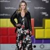 A atriz Greer Grammer, da série da MTV 'Awkward', também combinou o vestido floral com jaqueta de couro e botas no lançamento da coleção de primavera do site boohoo.com, na Califórnia, em 21 de março de 2018