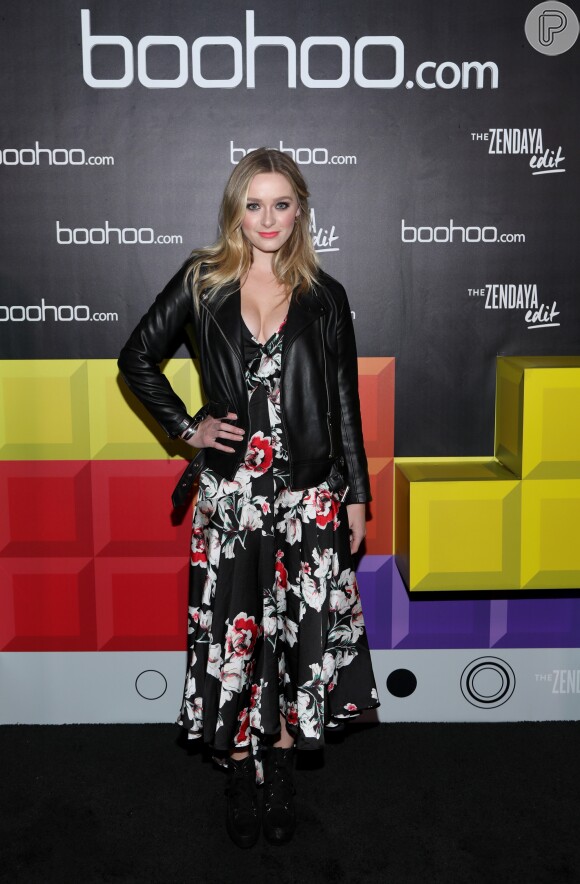 A atriz Greer Grammer, da série da MTV 'Awkward', também combinou o vestido floral com jaqueta de couro e botas no lançamento da coleção de primavera do site boohoo.com, na Califórnia, em 21 de março de 2018