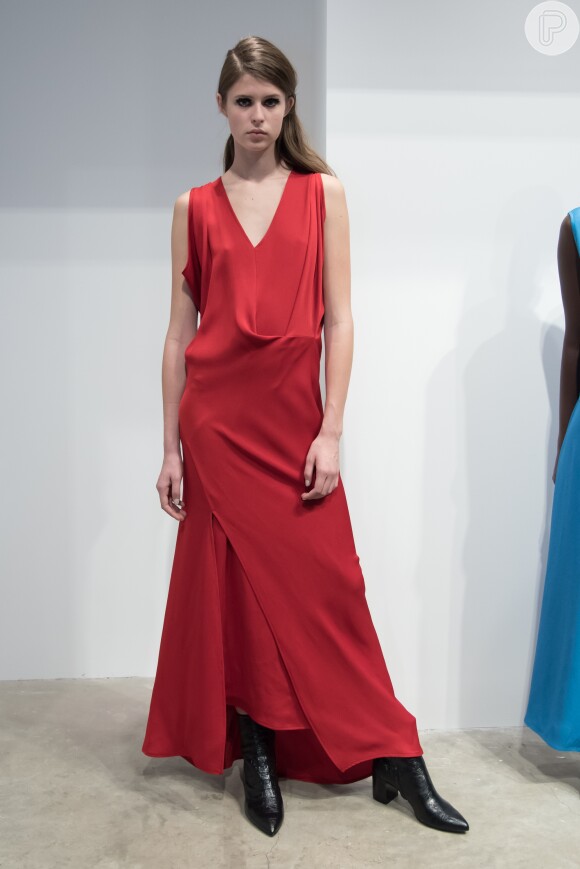 Uma peça longa monocromática em vermelho também foi usada com botas pretas na apresentação da Zero + Maria Cornejo na New York Fashion Week, nos Estados Unidos, em   12 de fevereiro de 2018