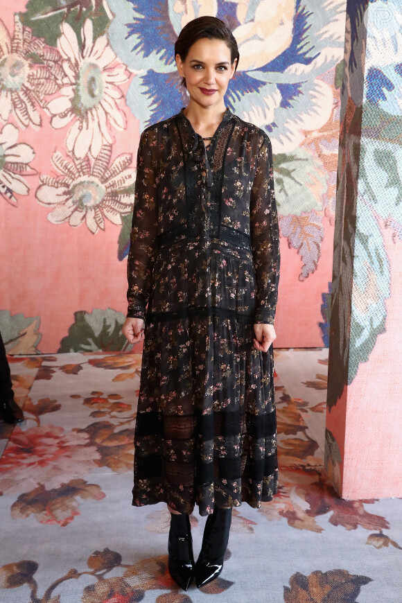 A atriz Katie Holmes usou o delicado vestido floral com botas de verniz de cano curto para assistir ao desfile de Zimmermann na New York Fashion Week, nos Estados Unidos, em 12 de fevereiro de 2018