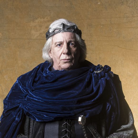 Ao encontrar carta, Virgílio (Ricardo Pereira) descobre que Augusto (Marco Nanini) está preso na novela 'Deus Salve o Rei': 'O quarto em que se encontra confinado é úmido e o rei está cada dia mais debilitado'