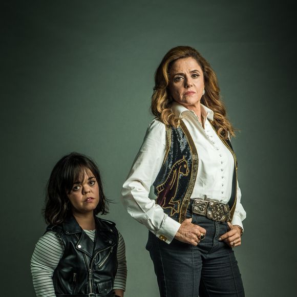 Sophia (Marieta Severo) fica sob os cuidados da filha Estela (Juliana Caldas) após sofrer AVC na novela 'O Outro Lado do Paraíso'. Mesmo debilitada, a vilã ordena a morte de seus inimigos, adianta o colunista de TV Daniel Castro nesta segunda-feira, 9 de abril de 2018