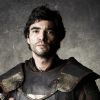 Cássio (Caio Blat) é assassinado com flechada ao salvar a vida de Afonso (Romulo Estrela) nos próximos capítulos da novela 'Deus Salve o Rei'