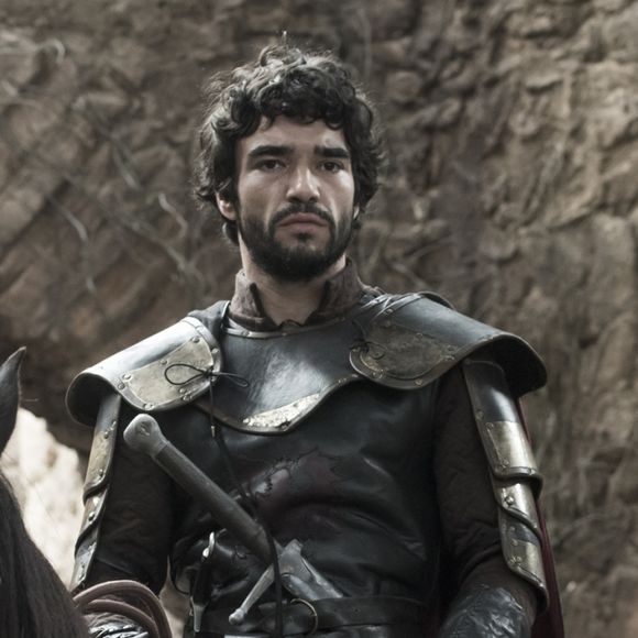 Cássio (Caio Blat) mesmo ferido enfrenta um carrasco na novela 'Deus Salve o Rei'