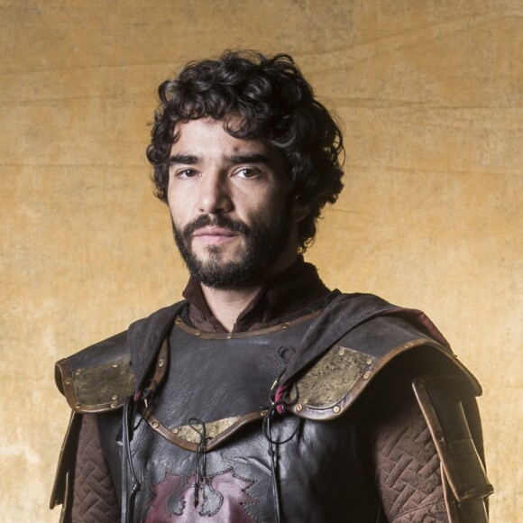 Cássio (Caio Blat) morre ao levar flechada na novela 'Deus Salve o Rei'