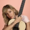Gisele Bündchen posou com violão na campanha da Vivara