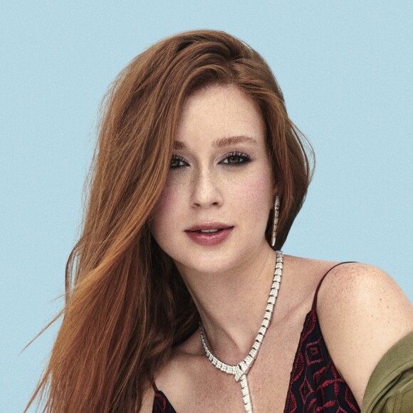 Marina Ruy Barbosa contou como mantém o relacionamento à distância enquanto dá vida à personagem Amália, de 'Deus Salve o Rei'