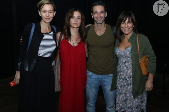 Atores se reúnem em protesto contra o fim do DRT para profissionais das artes, no teatro XP, no Jóquei, Zona Sul do Rio de Janeiro, na noite desta segunda-feira, 9 de abril de 2018