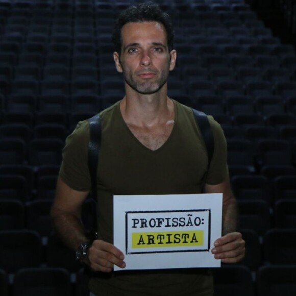 Mouhamed Harfouch une a artistas no protesto contra o fim do DRT para profissionais das artes, no teatro XP, no Jóquei, Zona Sul do Rio de Janeiro, na noite desta segunda-feira, 9 de abril de 2018