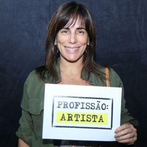 Gloria Pires se reúne em protesto contra o fim do DRT para profissionais das artes: 'Não ao retrocesso. Viva a cultura e a arte'