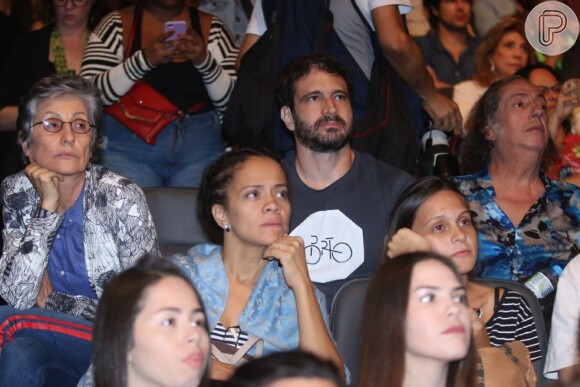 Atores se reúnem em protesto contra o fim do DRT para profissionais das artes, no teatro XP, no Jóquei, Zona Sul do Rio de Janeiro, na noite desta segunda-feira, 9 de abril de 2018