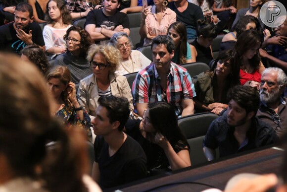 Atores se reúnem em protesto contra o fim do DRT para profissionais das artes, no teatro XP, no Jóquei, Zona Sul do Rio de Janeiro, na noite desta segunda-feira, 9 de abril de 2018