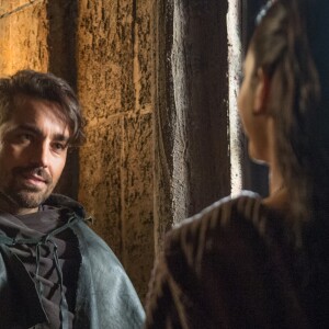 Catarina (Bruna Marquezine) ameaça Virgílio (Ricardo Pereira) ao encontrá-lo na floresta na novela 'Deus Salve o Rei': 'Posso matá-lo agora mesmo, no meio dessa estrada, e ninguém dará falta do senhor'