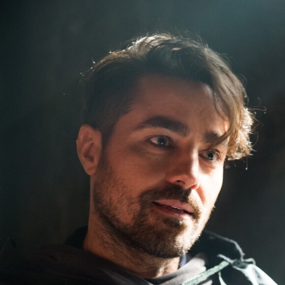 Virgílio (Ricardo Pereira) revela a Catarina (Bruna Marquezine) que sabe o que ela fez contra o próprio pai na novela 'Deus Salve o Rei'