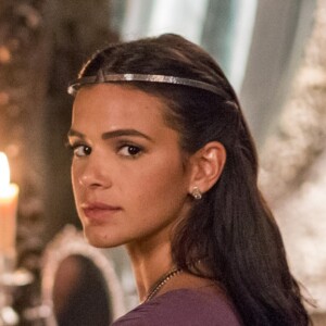 Catarina (Bruna Marquezine) é alertada sobre Virgíio (Ricardo Pereira) por Lucíola (Carolina Ferman) na novela 'Deus Salve o Rei'. Quem antecipa é o colunista de TV Daniel Castro nesta terça-feira, 10 de abril de 2018