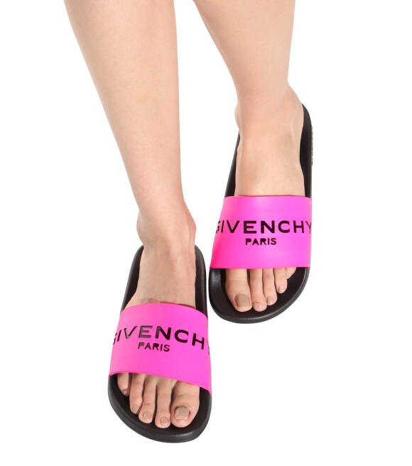 Slide Givenchy Paris usado por Anitta pode ser encontrado a R$ 1010 na Farfetch