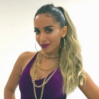 Anitta escolhe biquíni de straps neon e chinelo Givenchy ao ir à praia em Miami