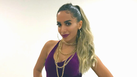 Anitta escolhe biquíni de straps neon e chinelo Givenchy ao ir à praia em Miami