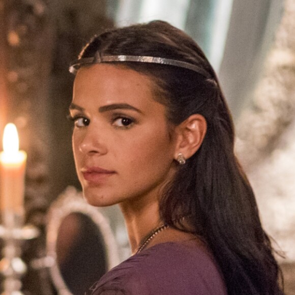 Catarina (Bruna Marquezine) desdenha de Lucrécia (Tatá Werneck) quando a noviça pede doação ao rei, Rodolfo (Johnny Massaro), na novela 'Deus Salve o Rei': 'Além de serva de Deus, a noviça também é vendedora'