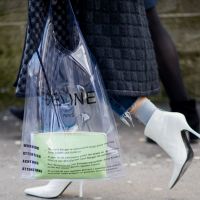 Olha essa! Grifes apostam em shopping bags de plástico