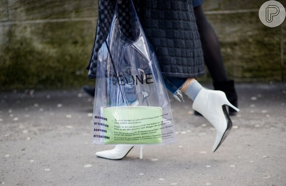 A shopping bag da grife Céline foi elaborada por Phoebe Philo e é uma das preferidas das mais comentadas da nova moda. O modelo é acompanhado por uma clutch e uma bolsa de moedas e passará a ser vendida nos Estados Unidos a partir de maio de 2018 por cerca de R$ 2.543