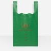 A opção verde das shopping bags da Balenciaga tem o duplo 'B' da grife estampado na cor dourada. O acessório é vendido por no site oficial por R$ 3.373, a opção mais barata entre as quatro disponibilizadas pela marca