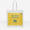 A shopping bag amarela e branca da Balenciaga exalta 'o poder dos sonhos' com letras em azul e pode ser comprada por R$ 3.560