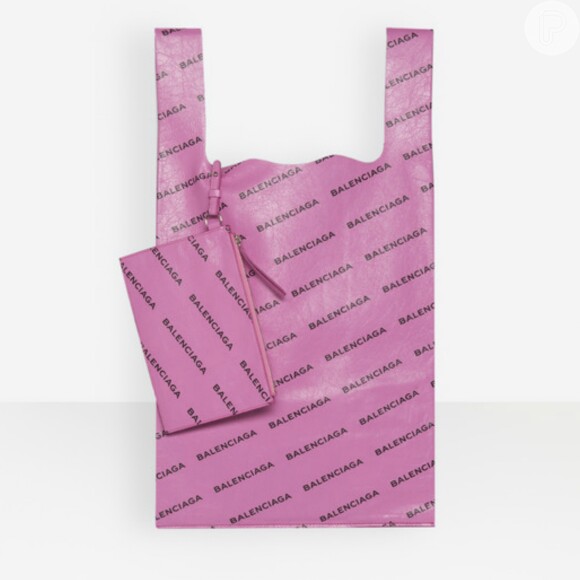 As bolsas da Balenciaga são feitas de plástico por fora, mas com interior revestido em pele de cordeiro. O modelo rosa de R$ 4.240 é acompanhado por uma bolsa de moedas