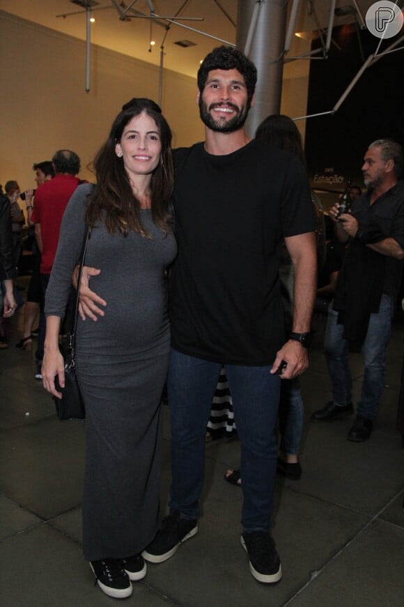 Acompanhado da mulher grávida, Dudu Azevedo vai à pré-estreia do filme 'Aos Teus Olhos', na Estação Net Gávea, na zona sul do Rio de Janeiro, nesta terça-feira, 10 de abril de 2018