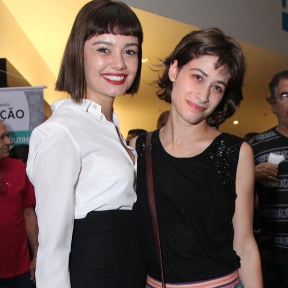 Sophie Charlotte posa com a atriz Luiza Arraes na pré-estreia do filme 'Aos Teus Olhos'