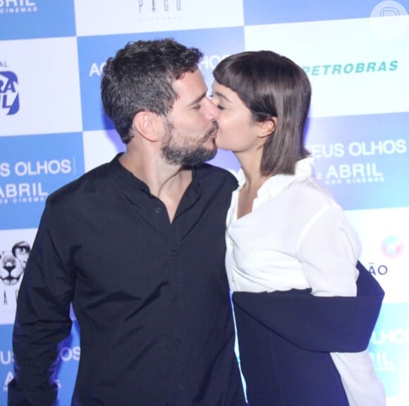 Daniela de Oliveira ganha beijo Sophie Charlotte na pré-estreia do filme 'Aos Teus Olhos'