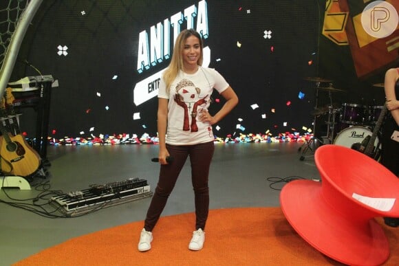 Anitta precisou voltar ao Brasil para fazer o programa 'Anitta Entrou no Grupo', do Multishow